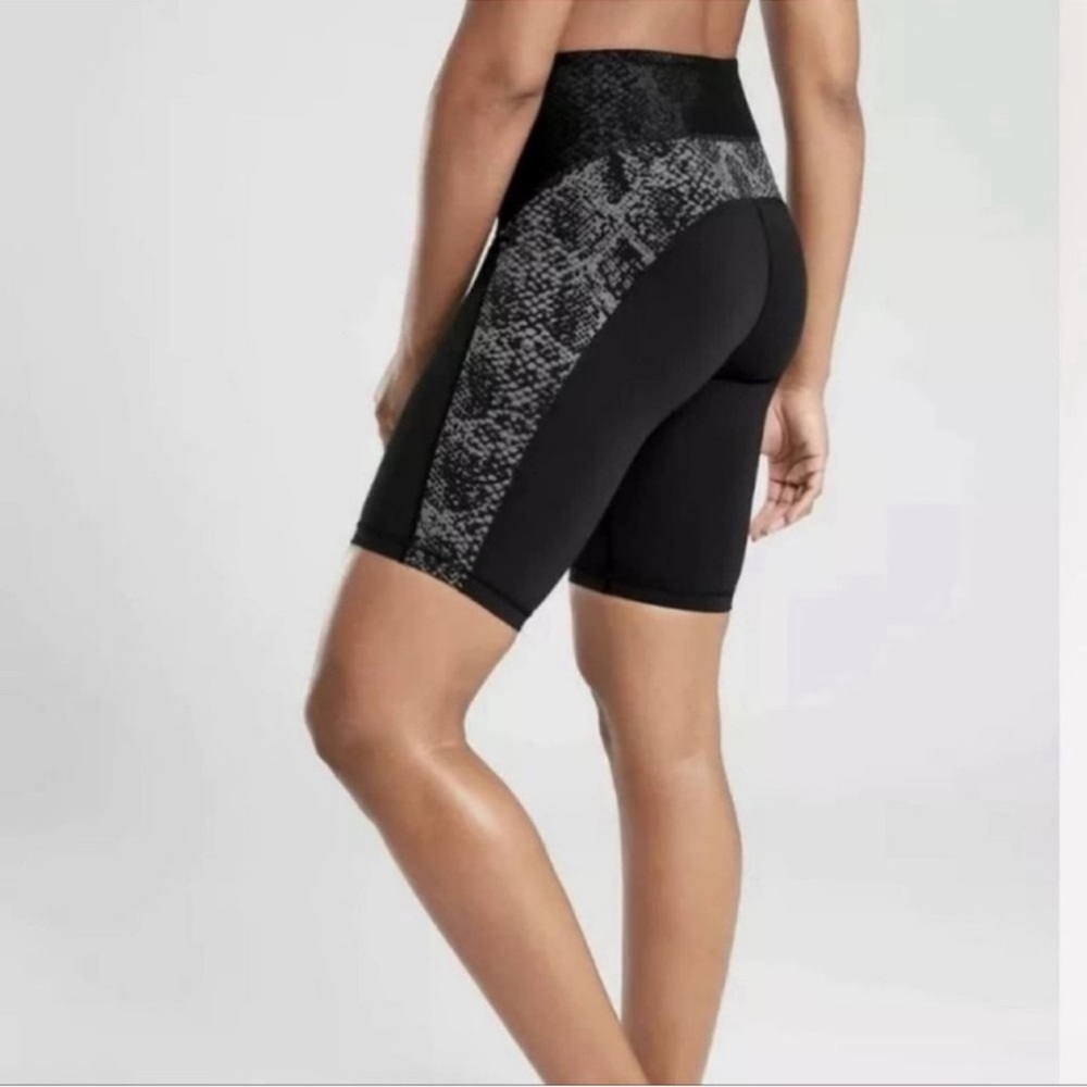 Athleta Stay Fly 9” Bike Shorts Compression Snake Reptile Black Athletic Gym